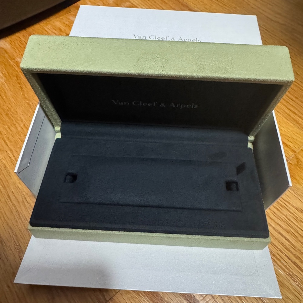Van Cleef & Arpels velvet Green bracelet box with white outer box